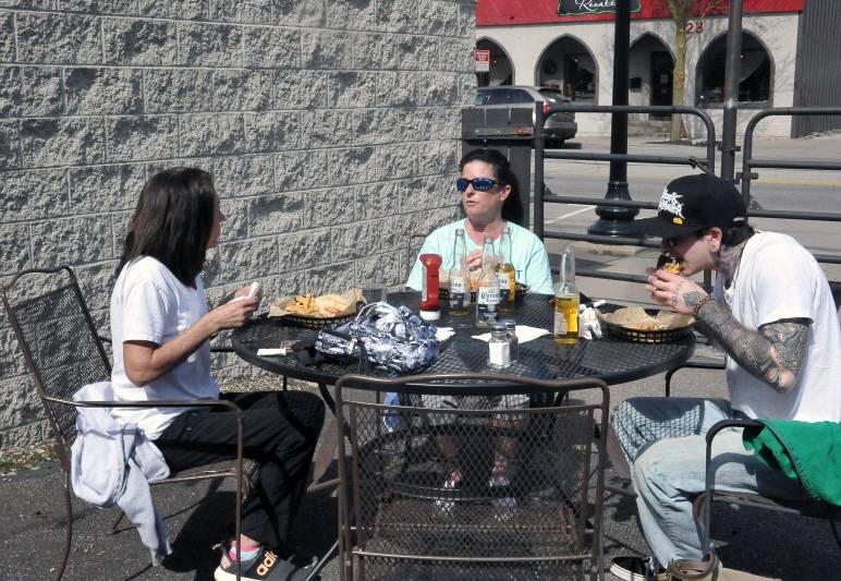 Spring temperatures bring restaurants hope for outdoor dining clientele
